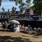 jaarmarkt in Vreeswijk - overzicht van een terras aan de Oude Sluis
