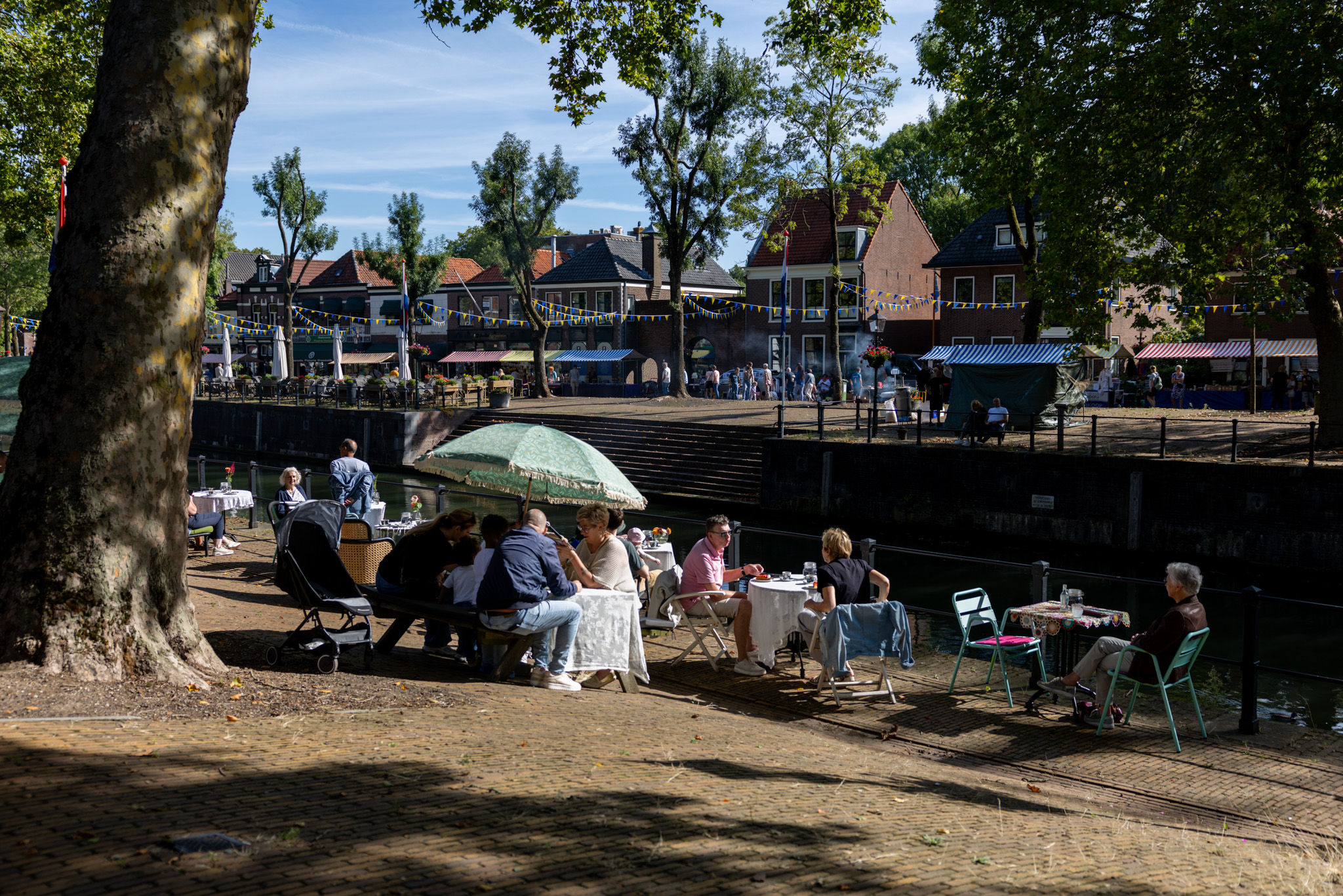 jaarmarkt in Vreeswijk - overzicht van een terras aan de Oude Sluis