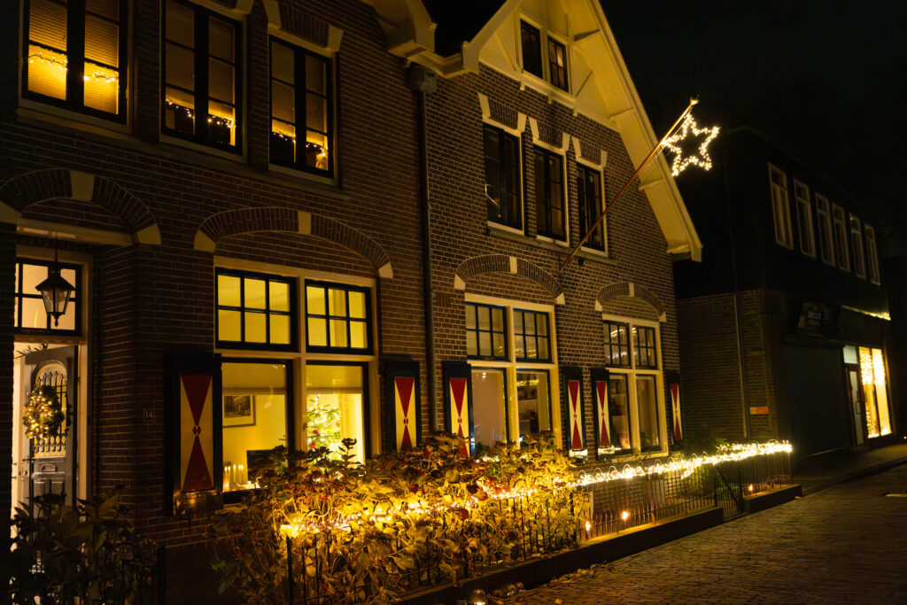 Verlichte huizen aan de Koninginnelaan bij Vreeswijk bij Kaarslicht 2025