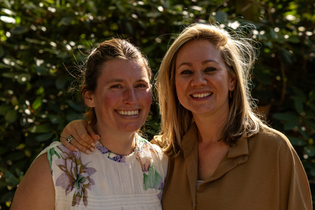twee vriendinnen op de foto met de zon van achteren